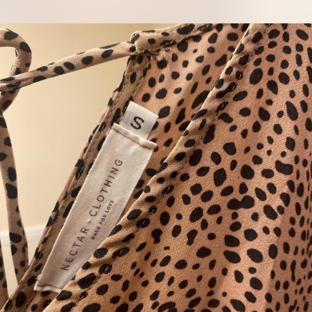 Chic V-Neck Flutter Sleeve Mini Dress - Picture 4 of 8